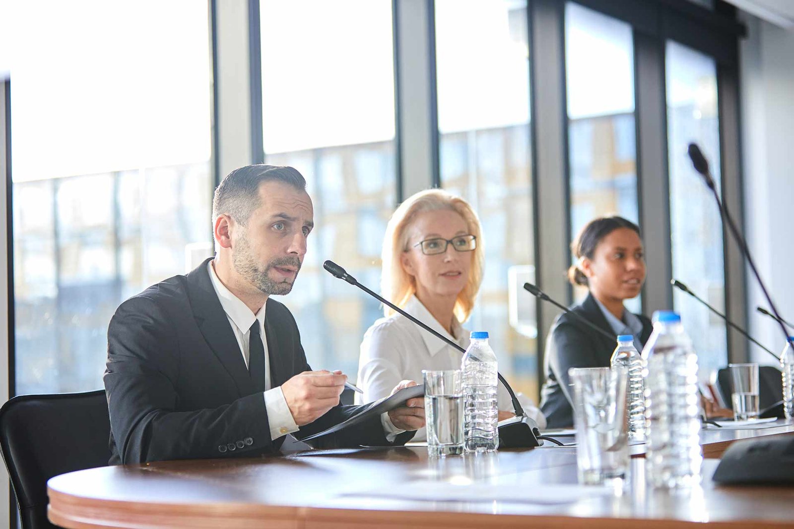 Reunión profesional en entorno corporativo