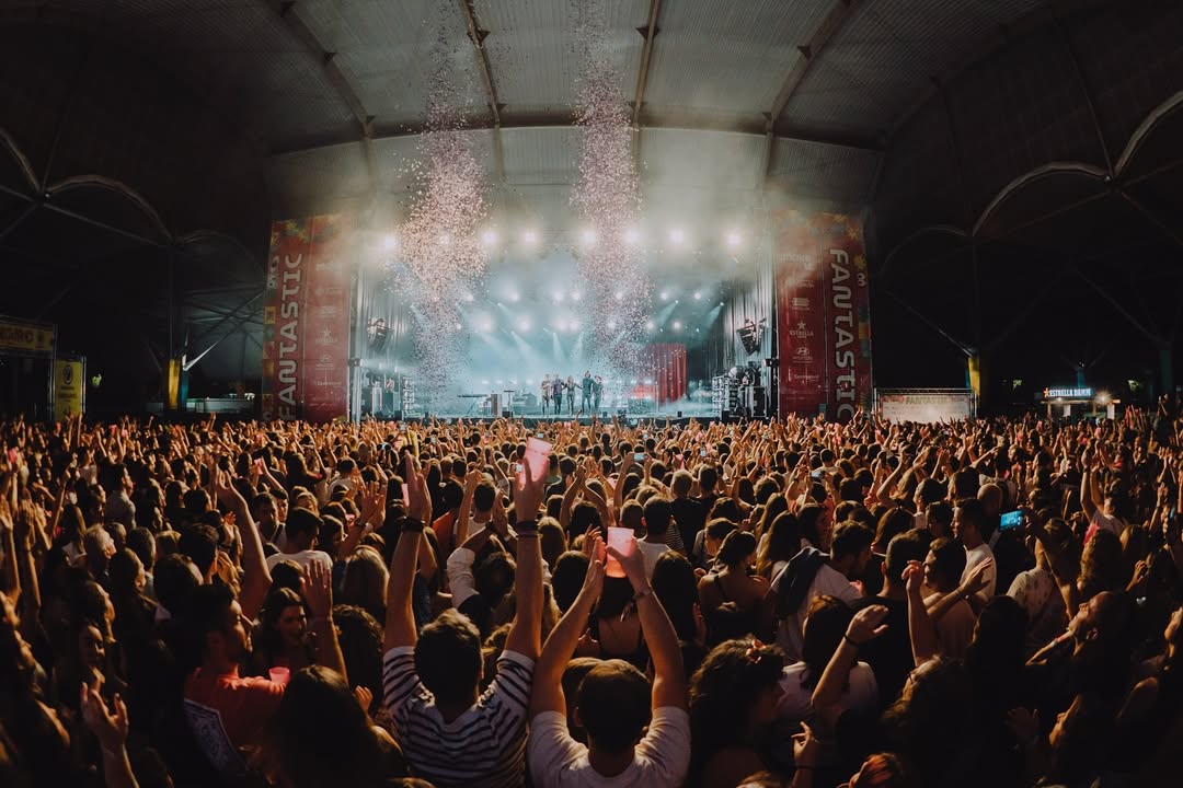 Público asistiendo a un concierto en recinto cerrado