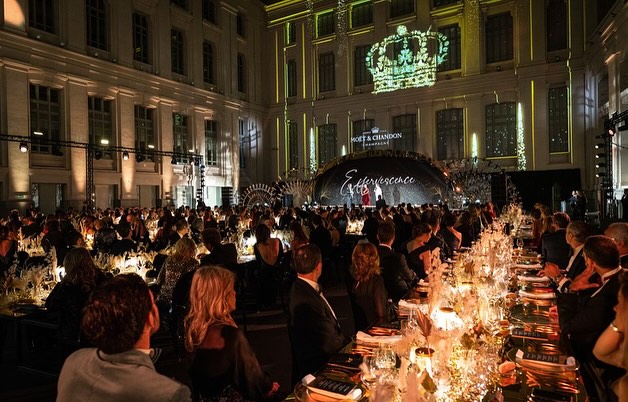 Cena corporativa durante un evento especial