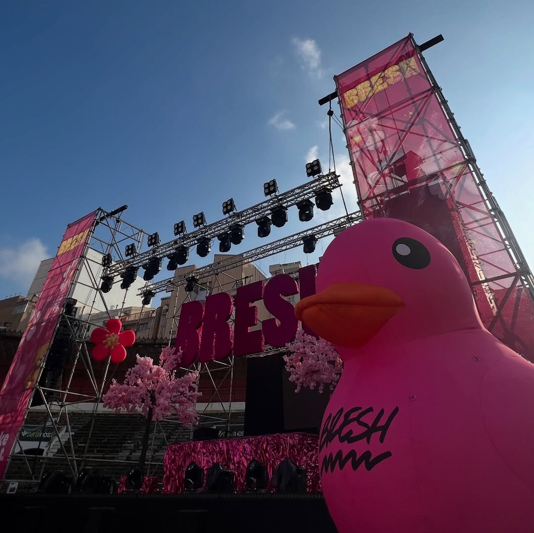 Escenario de evento con elemento inflable decorativo