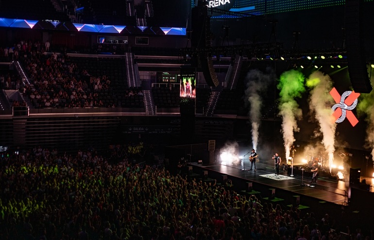 Evento nocturno al aire libre con iluminación escénica